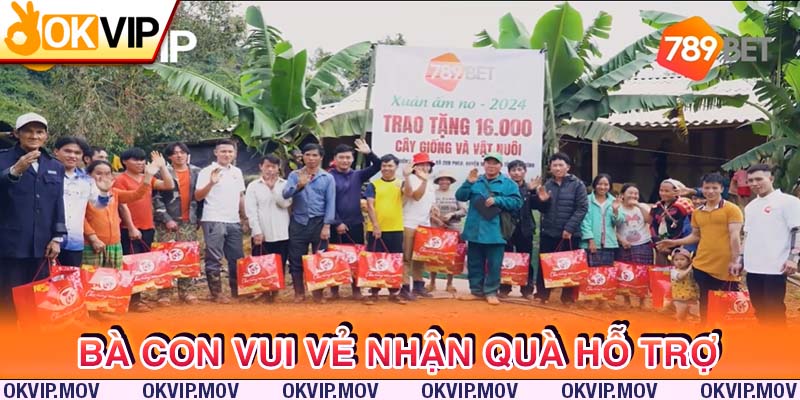 Người dân hạnh phúc khi được nhận quà