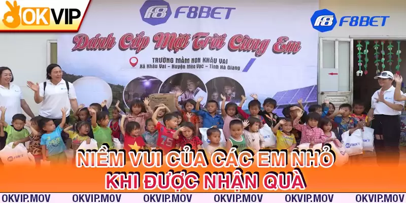 Các em học sinh vui mừng khi nhận được quà của OKVIP và F8BET